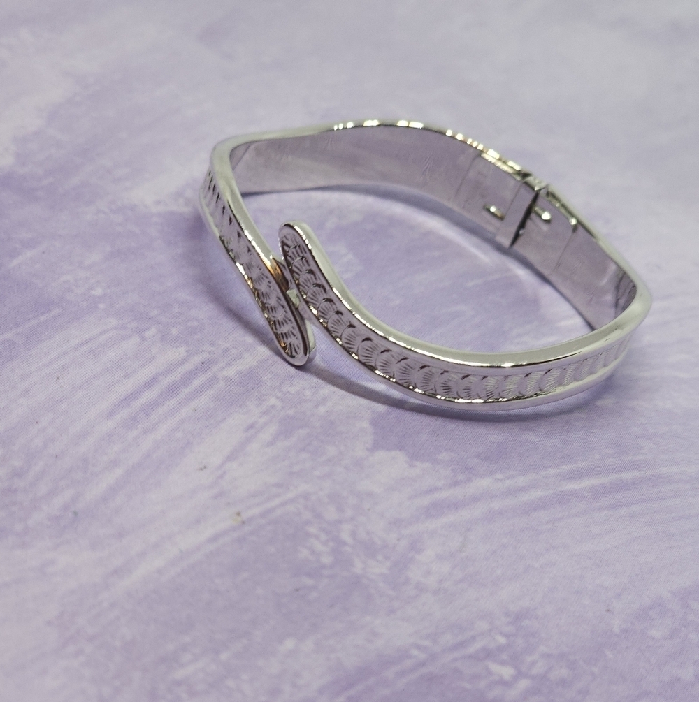 👍5 For $20 Monet 1980's Silver Tone Clamper Bangle Etched "Fish Scales